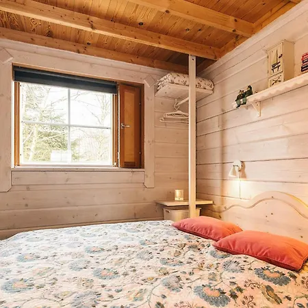 6 Person In Roslev-by Traum